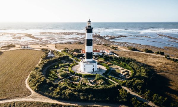 Visiter-ile-oleron-charente-maritime-france-incontournables-phare-de-chassiron-drone-visite-exterieur-mer